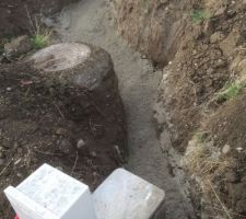 Gaine EDF/PTT/eau potable raccordé à la maison puis recouvert de sable.