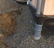 Tout venant en attente d être mis pour la futur terrasse   étalement desserre en attente.