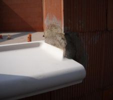 Détail pose des appuis de fenêtre.