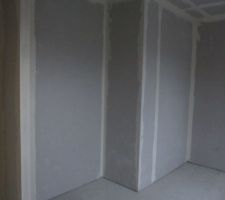 Placo OK, bandes en cours. Notre chambre