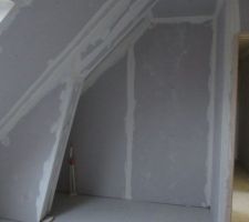Placo OK, bandes en cours. Notre chambre