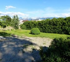 Le terrain avant la construction. Difficile de se rendre compte de l'emprise de la maison et de ce qui restera pour le jardin