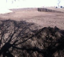 14j apr&eacute;s le marquage au sol, le terrassement a lieu. L'occasion de faire tomber la haie qui bouchait le paysage.