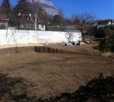 14j apr&eacute;s le marquage au sol, le terrassement a lieu. L'occasion de faire tomber la haie qui bouchait le paysage.