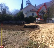 14j apr&eacute;s le marquage au sol, le terrassement a lieu. L'occasion de faire tomber la haie qui bouchait le paysage.