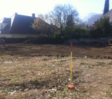 14j apr&eacute;s le marquage au sol, le terrassement a lieu. L'occasion de faire tomber la haie qui bouchait le paysage.