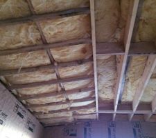 Première couche d'isolant au niveau du toit de la maison