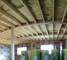 Pose de la laine de verre - étage. Vue du plafond