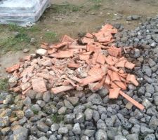 Un tas de tuiles cassées est apparu chez nous :-(