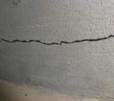 Cassure au niveau de la jonction de la marche et du sol du hall d'entr&eacute;e