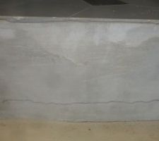 Cassure au niveau de la jonction de la marche et du sol du hall d'entr&eacute;e