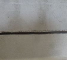 G&eacute;rard la recoupe nette en vue de faire un joint de dilatation avant de pouvoir &eacute;taler le b&eacute;ton cir&eacute; sur les marches