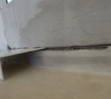 Il utilise des chutes d'&eacute;querres en plastique pour cr&eacute;er la r&eacute;servation du joint de dilatation