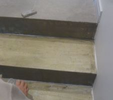 Sur les autres escaliers début du béton ciré
En premier, passer la primaire d'accrochage au pinceau