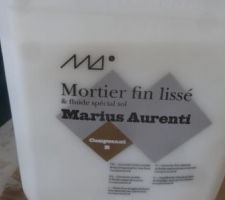 Deuxième composant liquide : la résine
Béton ciré de chez Marius Aurenti