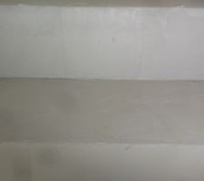 La première couche sèche
demain on ponce à la ponceuse orbitale, puis deuxième couche et vernis