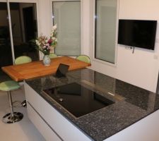 Table en cèdre posée sur granit labrador bleu marine avec chaises anis