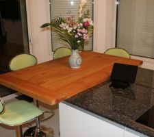 Table en cèdre posée sur granit labrador bleu marine avec chaises anis