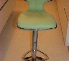 Table en cèdre posée sur granit labrador bleu marine avec chaises anis