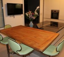 Table en cèdre posée sur granit labrador bleu marine avec chaises anis