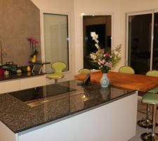 Table en cèdre posée sur granit labrador bleu marine avec chaises anis