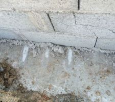 Mur défoncé avec a pelleteuse.