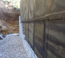 Face arri&eacute;re : &eacute;tanch&eacute;it&eacute; et protection par 1 rang de hourdis .Au sol le ballast au dessus du drainage.