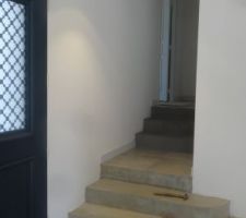 Rendu des premières marches de l'escalier nuit
2ème couche, pas poncée, pas vernie