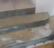 On attaque la fin de l'escalier nuit, produit d'accrochage