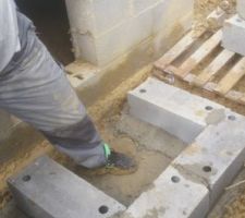 Cours anglaise pour protéger l?entrée du vide sanitaire.