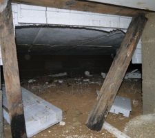 Quelques Déchets...
et des étais en bois restés en place...