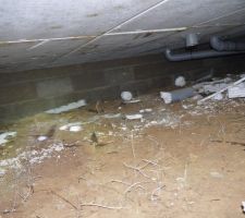 Déchets
et canalisations eaux usées
le tube non raccordé est la bonne évacuation !!!...