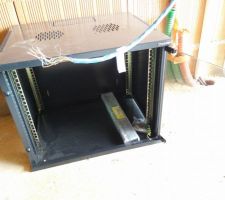 Baie ouverte (bandeau de prises elec, beandeau prise rj, switch, freebox, NAS, box domotique)