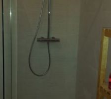 Salle de bains avec baignoire et douche à 
l italienne