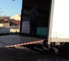 Dechargement devant notre porte