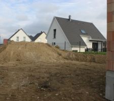 Remblayage autour de la maison terminé