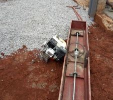 Dallage sur terre plein : Utilisation pas facile du vibrateur... Recours aux méthodes locales.
