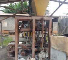 Achat de parpaings vibr&eacute;s et presses pour l'&eacute;l&eacute;vation du RDC (Vieille machine chinoise QT40-1)