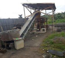 Achat de parpaings vibr&eacute;s et presses pour l'&eacute;l&eacute;vation du RDC (Vieille machine chinoise QT40-1)