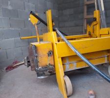 Achat de parpaings vibr&eacute;s et presses pour l'&eacute;l&eacute;vation du RDC