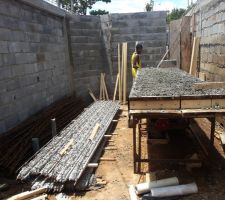 Coulage des poutrelles treillis : beaucoup de difficultés dans la préfabrication des poutrelles. Abandon, la dalle à hourdis sera nervuré et coulé sur place !