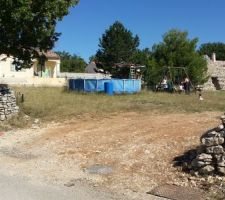 C'est à la place de la piscine que poussera notre futur foyer.