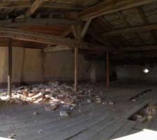 Etage - Préparation pour démolition des planchers - Abattage de la petite cloison faite en 1936! Cette chambre était très spartiate!