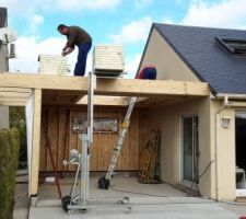 Après la pose des panneaux de toiture en lameply 18 mm, installation du pare vapeur et des paneaux isolants de 50 mm.