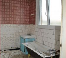 Démolition de la faïence dans la salle de bain, demontage de la baignoire et lavabo