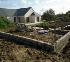 Les 3 rang&eacute;es de parpaings en cours de montage