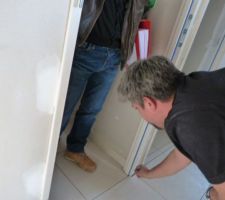 Explication du carreleur sur le joint de dilatation et la discrétion du joint lors de la fermeture des portes
