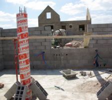 Les 2 piliers du sous-sol prêts à être coulés en même temps que la dalle du 1er étage