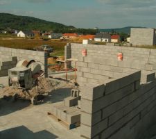 Vue depuis la future terrasse sur le rez-de-chaussée et au fond sur le sous-sol