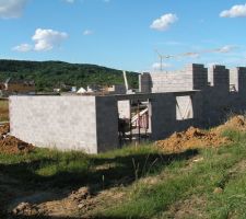 Arrière de la maison (de gauche à droite) : baie-vitrée, cuisine, salle de bain et bureau